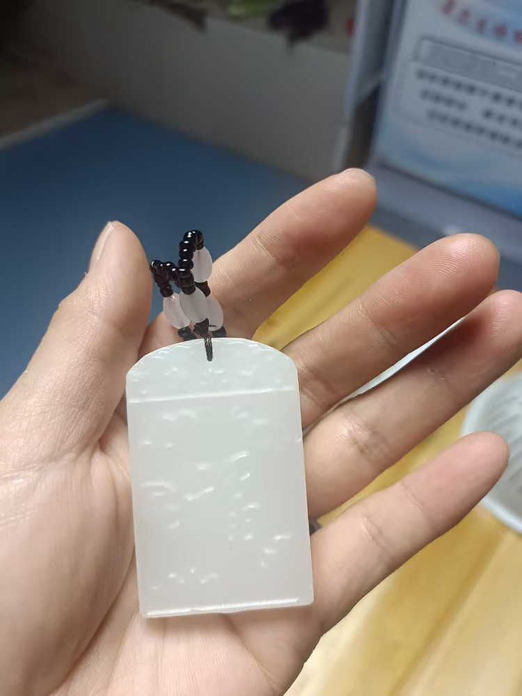 康尔生玉牌配珠链